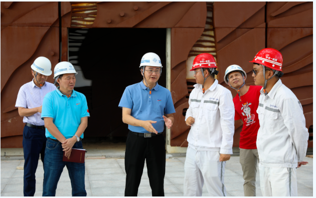 歡迎三沙市市委常委，市長(cháng)鄧忠蒞臨我司承接的三沙廣場(chǎng)項目，三沙文體館項目現場(chǎng)調研并指導